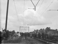 831771 Afbeelding van enkele buurtbewoners op de spoorlijn Utrecht-Amsterdam (ter hoogte van de St. Josephlaan) die een ...